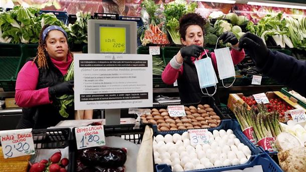 Dos trabajadoras en una tienda de frutas y verduras en Pamplona.