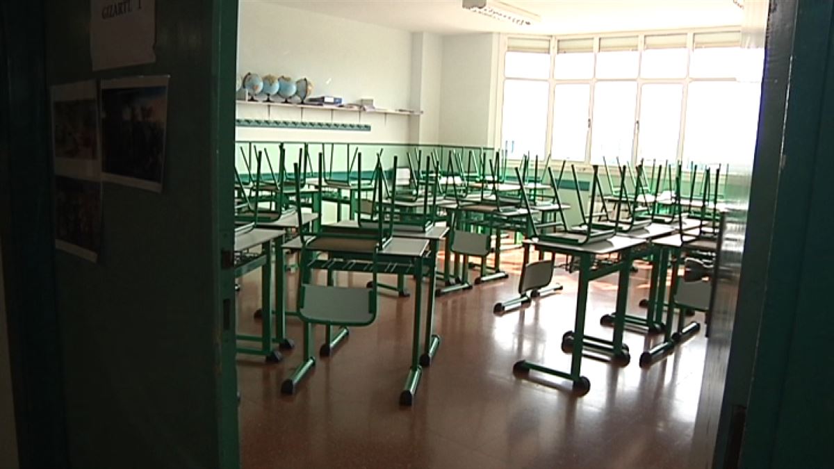 Un aula de un centro de Vitoria-Gasteiz, vacía por el estado de alarma
