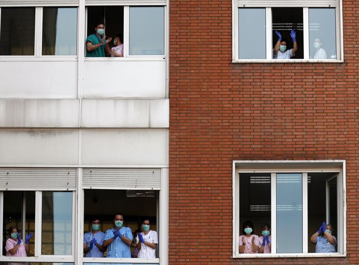 Trabajadores del Hospital de Cruces aplauden desde las ventanas