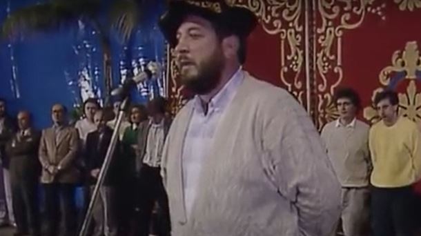 Sebastián Lizaso cantanto el último bertso tras enfundarse la txapela en la final de 1986