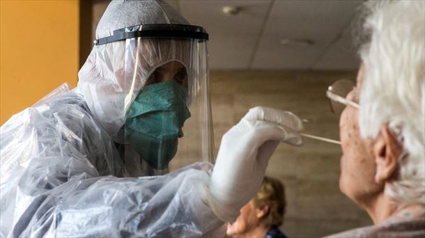 Un profesional sanitario realiza una prueba PCR a una persona mayor. Foto de archivo: EFE