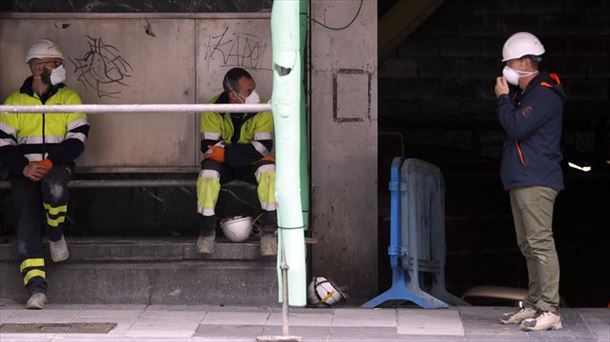 Imagen de archivo de tres trabajadores en Bilbao.