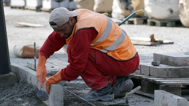 Un trabajador en Bilbao.