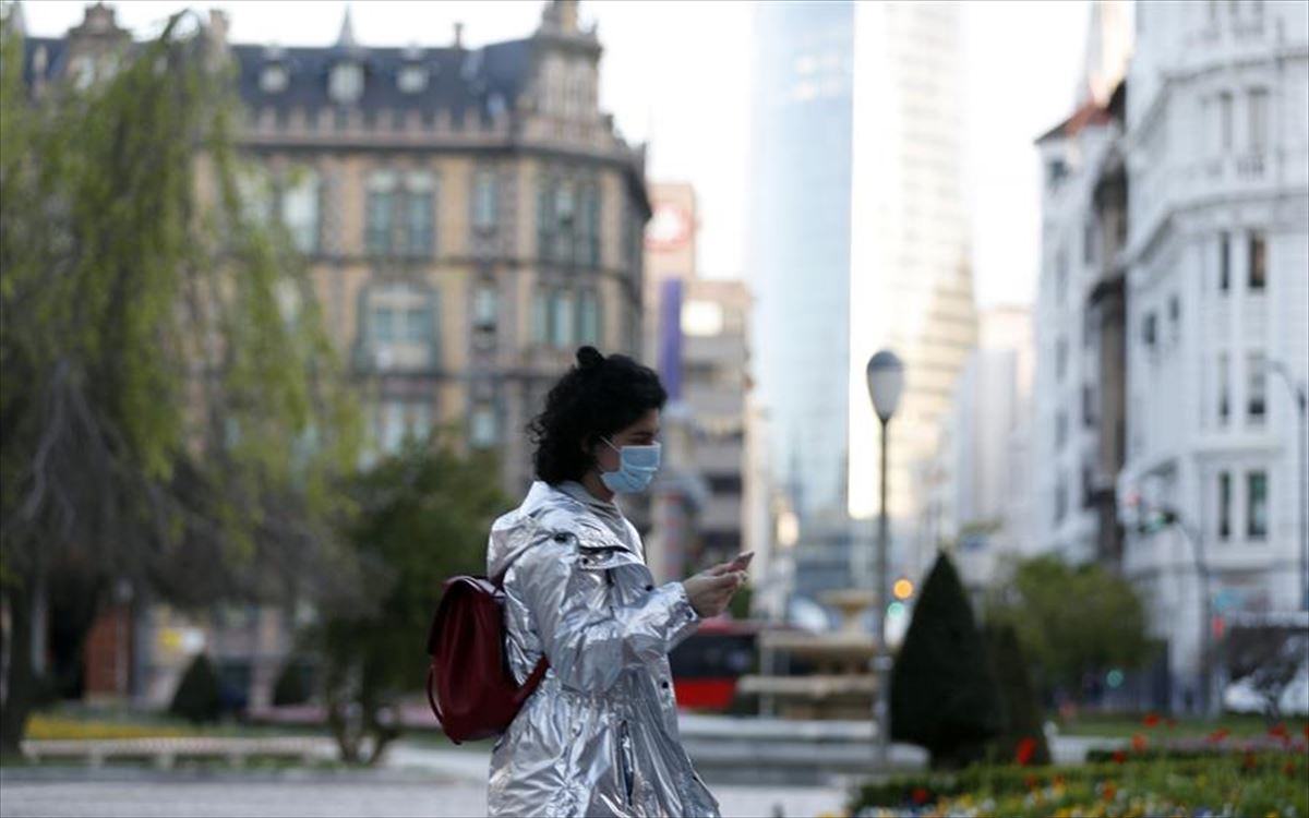 Una mujer con mascarilla en Bilbao