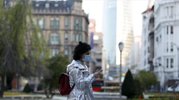 Una mujer con mascarilla en Bilbao