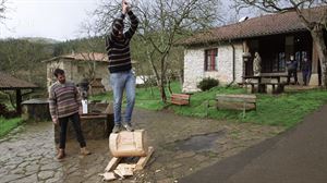 Aitzol nos demuestra cómo se corta un tronco