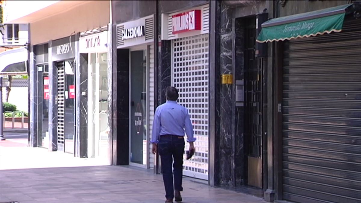 Tiendas cerradas en una calle de Euskal Herria.