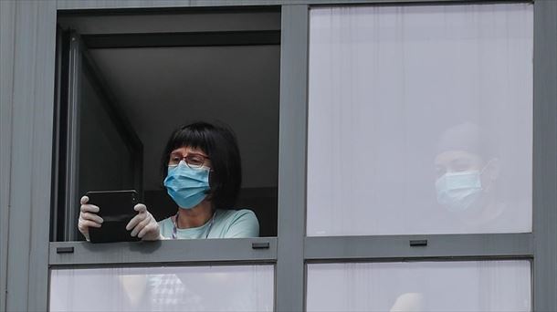 Dos trabajadoras en la residencia Txara 1 de San Sebastián.