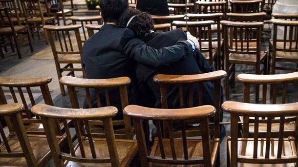 Funeral por una víctima de coronavirus en París.