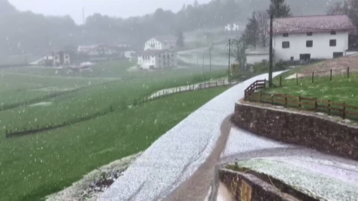 El granizo tiñó de blanco las calles de Berastegi, Leitza o Goizueta.