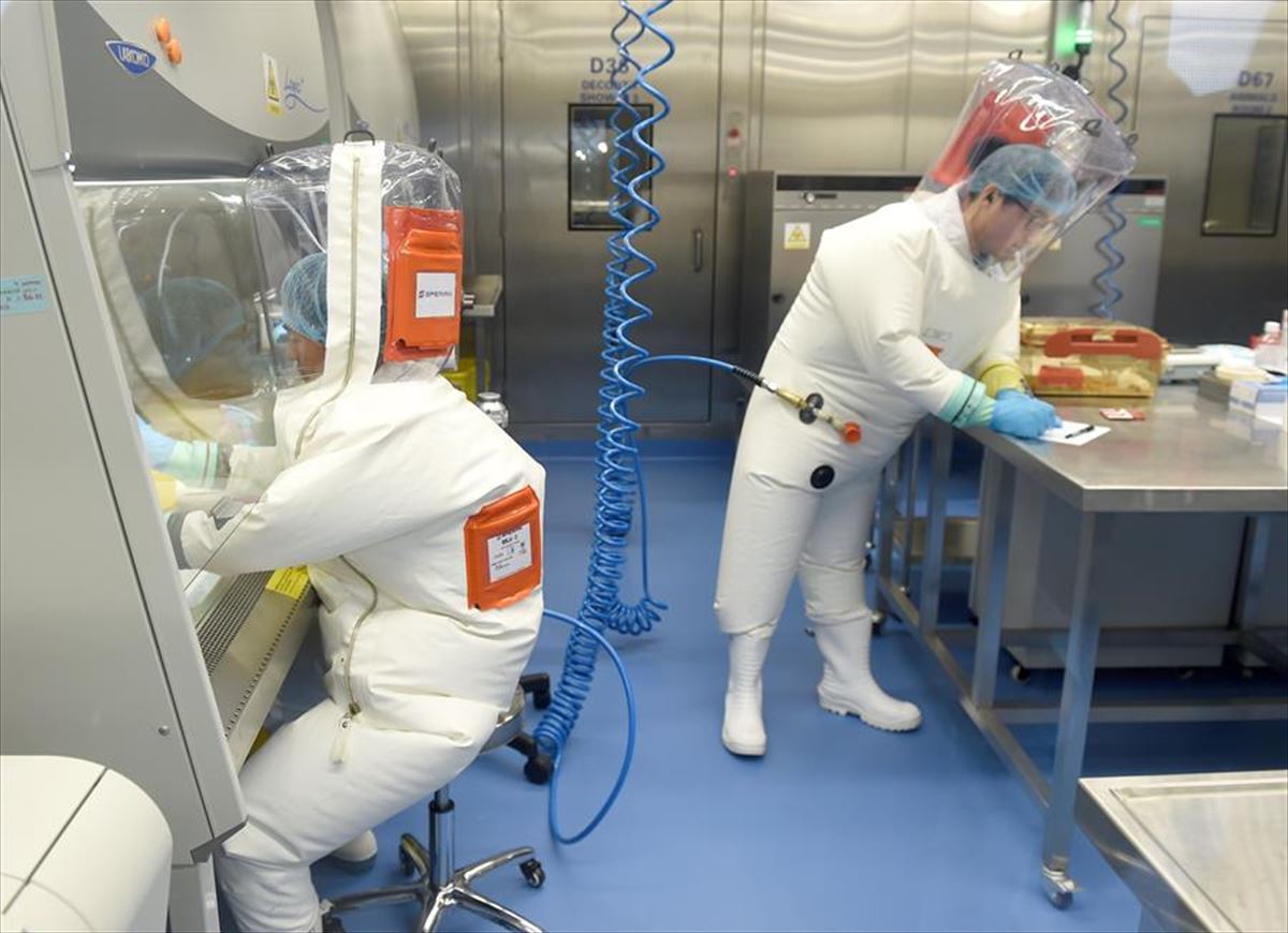 Dos científicos, en el laboratorio chino de Wuhan