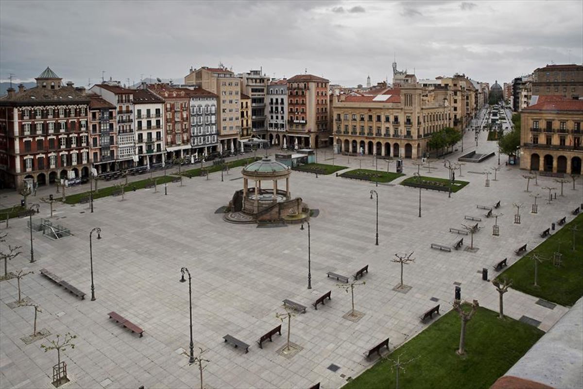 La plaza del Castillo, en Pamplona, vacía, durante el confinamiento. 