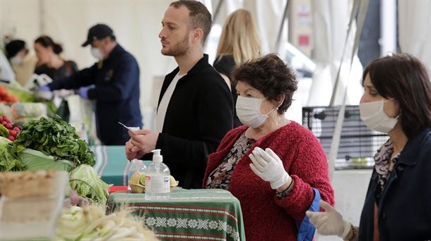 Bi emakume maskarak jantzita, Donostiako merkatuan.