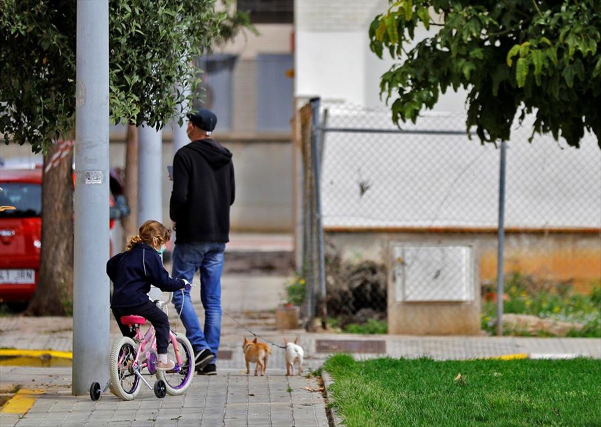 Un padre paseando con su hija