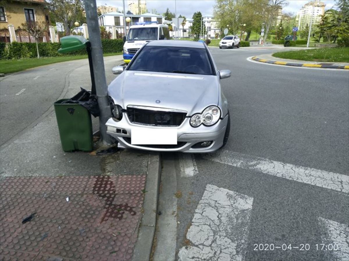 El conductor de 38 años chocó contra una farola.