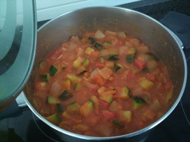 Pisto con huevos escalfados