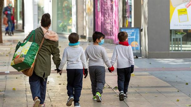 Una mujer con tres niños