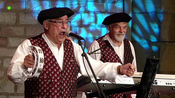 Dos miembros de Los Cinco Bilbainos durante el concierto que ofrecieron en Donostia