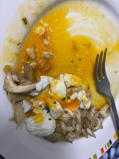 Perretxikos con huevos poché