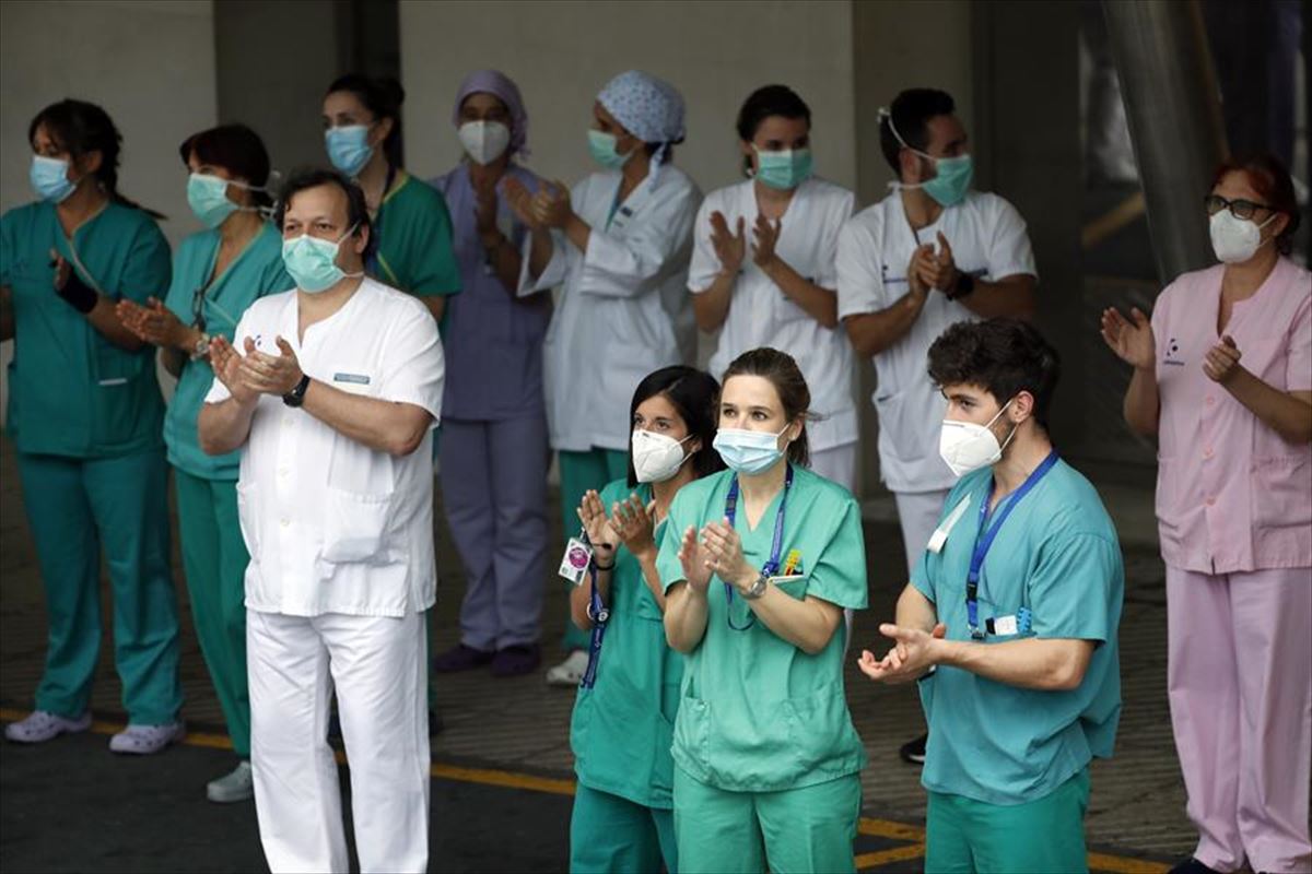 Personal sanitario del hospital vizcaíno de Cruces, durante el tradicional aplauso