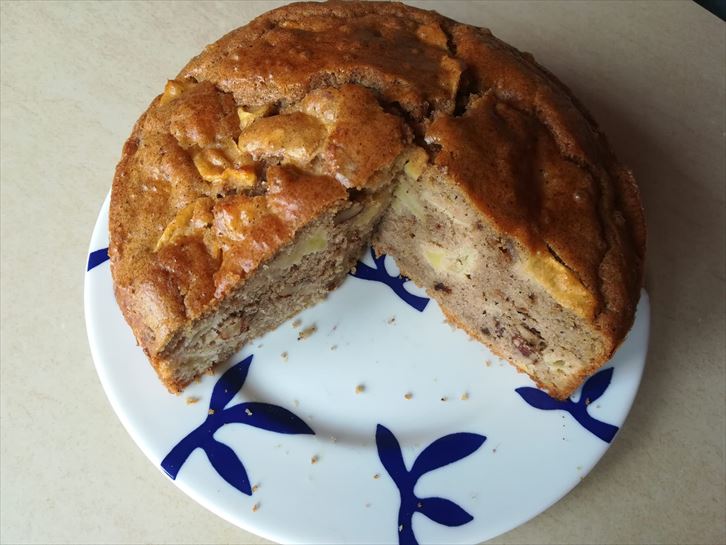 Bizocho de manzana, nueces y canela