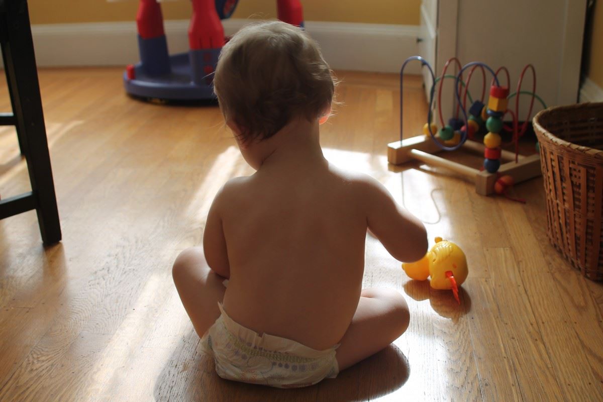 Imagen de un/a bebé, jugando. Foto: EITB MEDIA