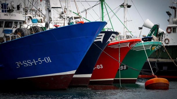 Barcos de pesca atracados en el muelle.