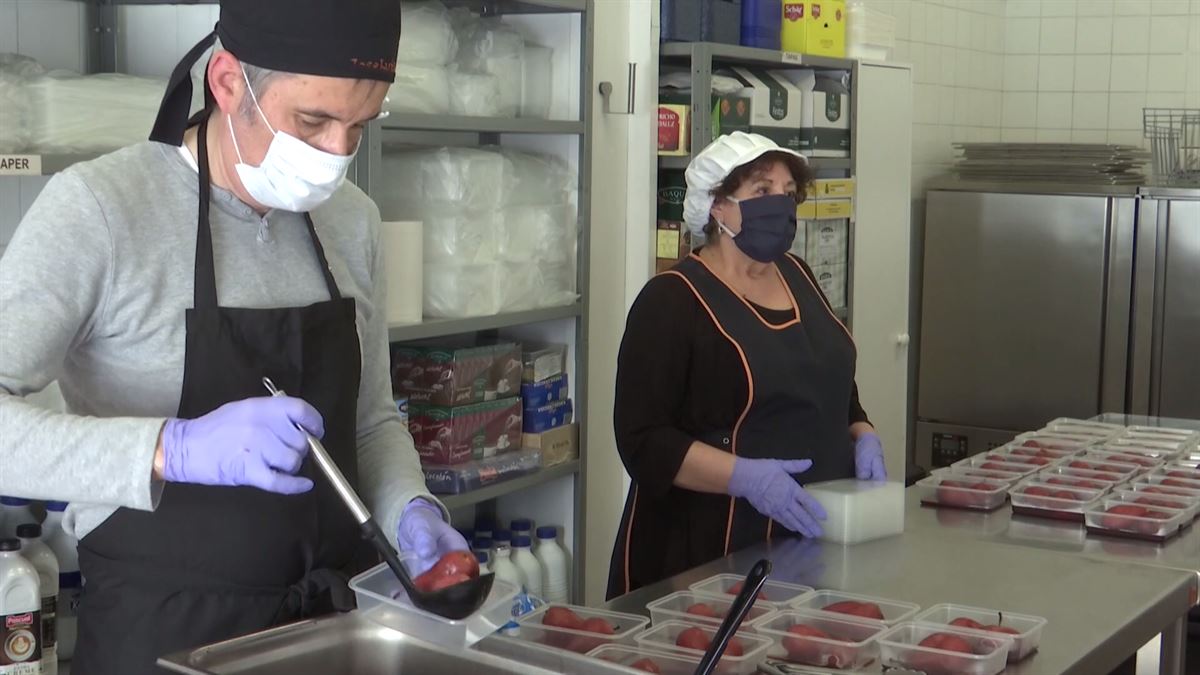 Cocineros vizcaínos, trabajando.