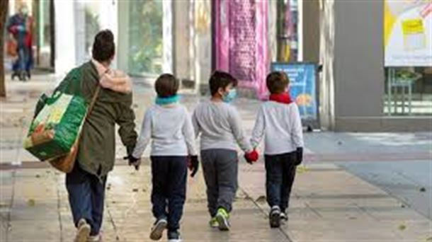 Gente paseando por la calle tras el confinamiento