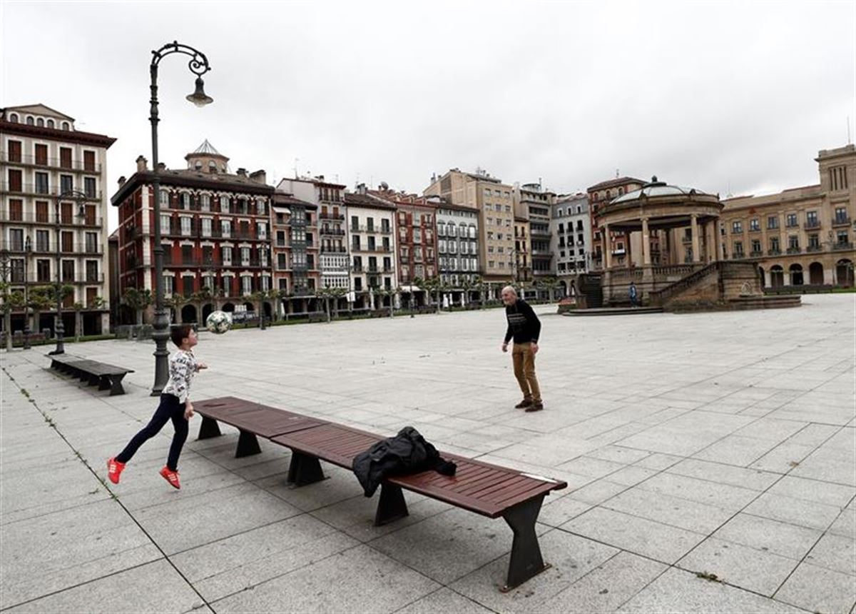 Un menor juega con un adulto en Pamplona. Foto: EFE. 