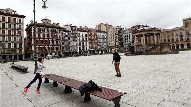 Un menor juega con un adulto en Pamplona