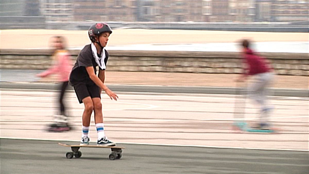 Un niño, con el patinete, en Donostia-San Sebastián.