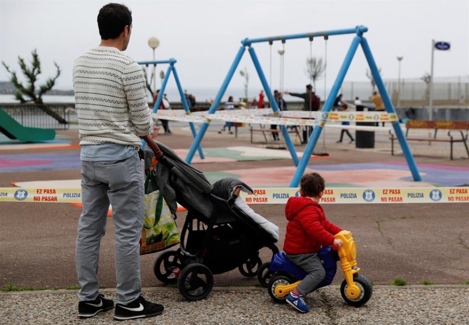 Parque infantil de San Sebastián durante la primera salida de los niños y niñas a la calle