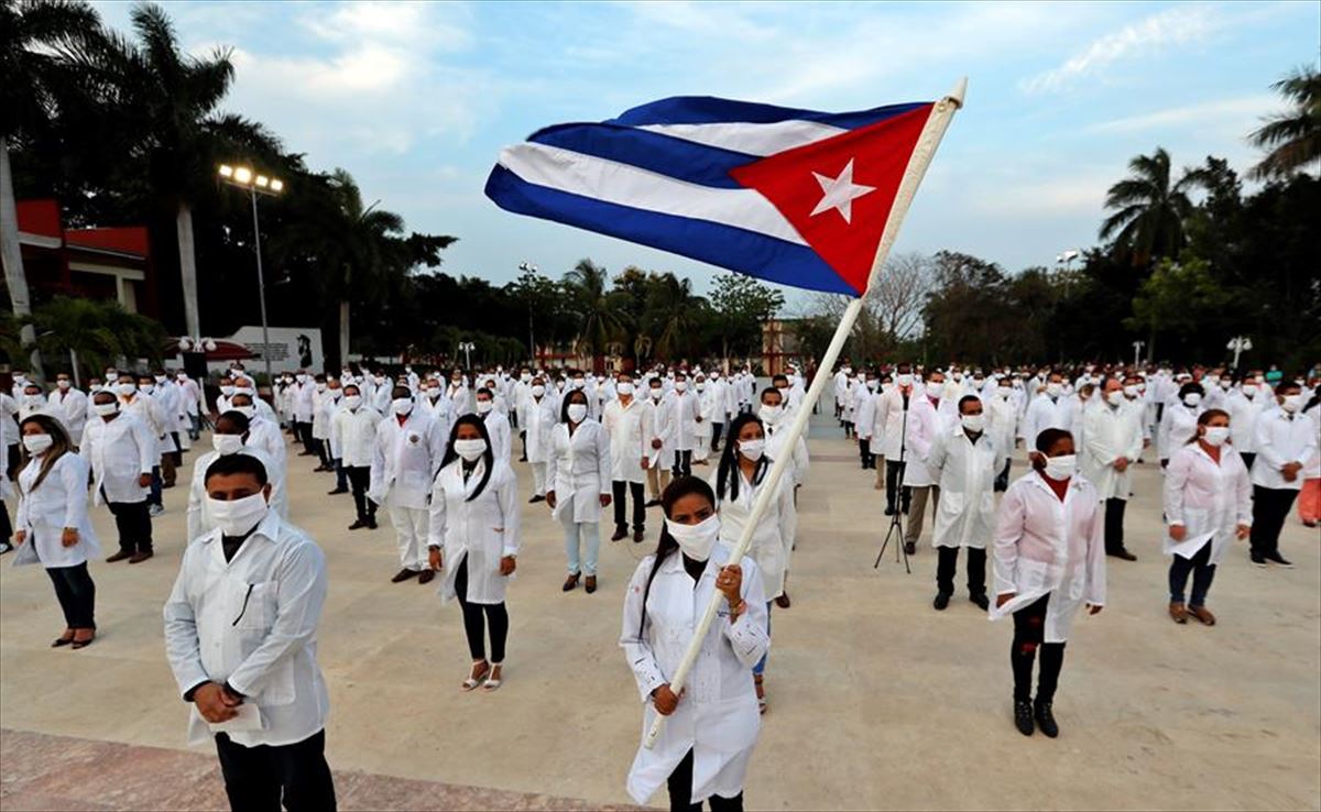 Médicos cubanos participan en un acto de despedida de su grupo, momentos antes de partir.