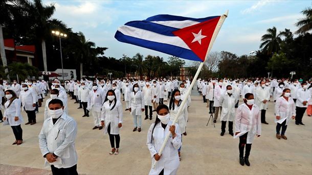 Médicos cubanos participan en un acto de despedida de su grupo, momentos antes de partir.