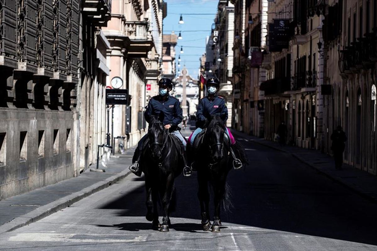 Dos policías italianos a caballo en Roma 