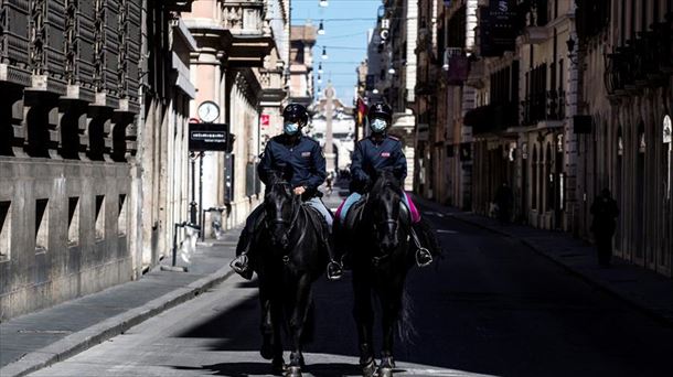 Dos policías italianos a caballo en Roma 