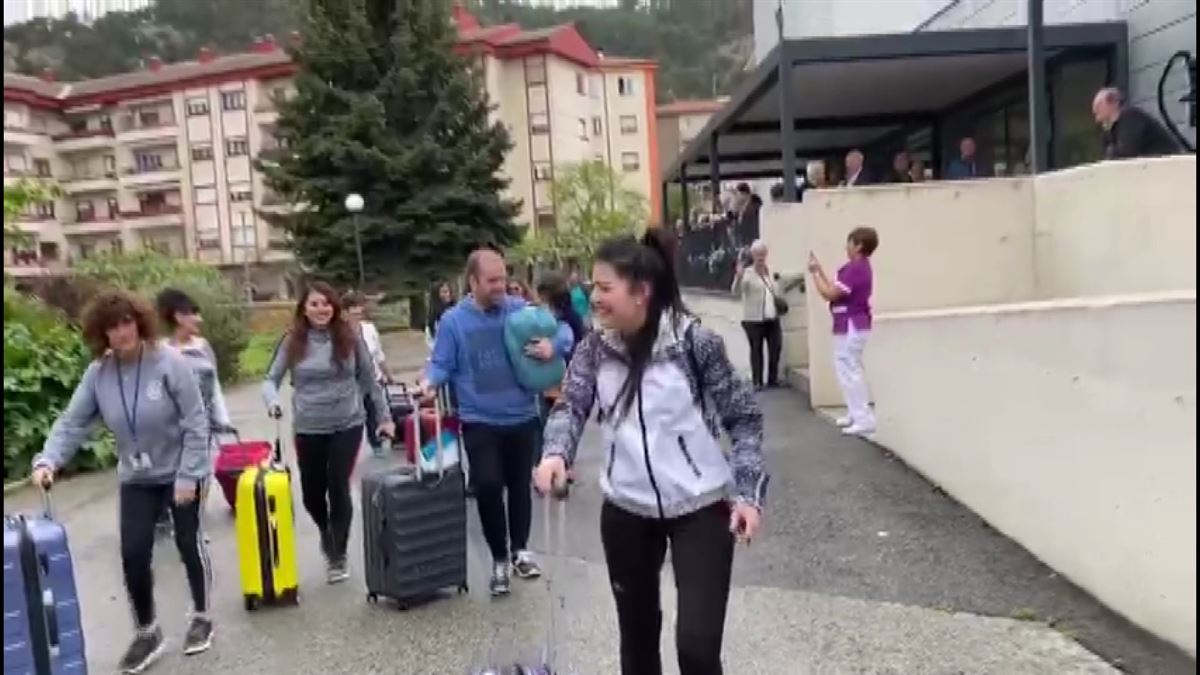 Emoción de las trabajadoras al salir a la calle