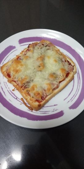 Pizza con base de pan de molde