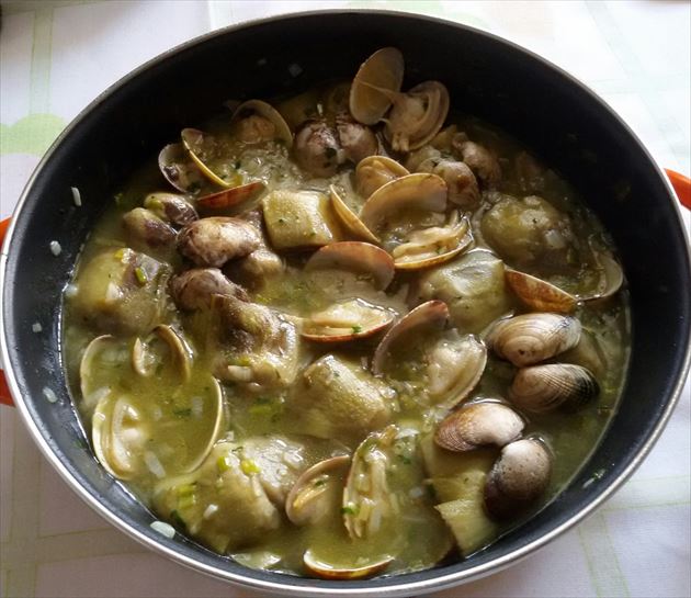 Alcachofas con almejas