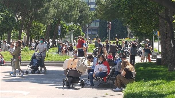 Bartzelonako Pau Casal etorbidea, jende ugarirekin, igande honetan.