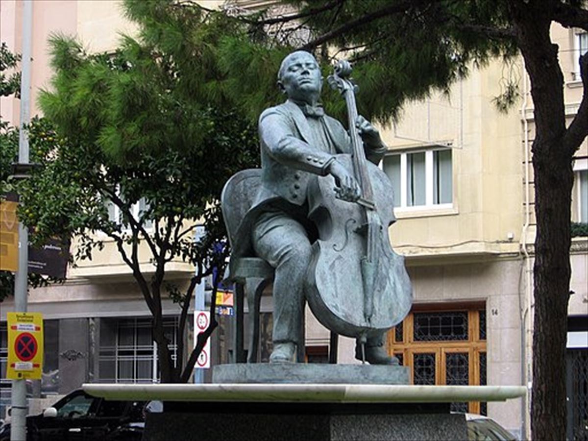 La estatua de Pau Casals en la avenida del mismo nombre. Foto: Wikimedia