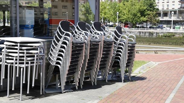 Sillas y mesas apiladas en de un restaurante sin actividad en la capital vizcaína