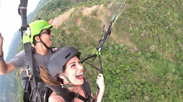 La escuela también ofrece vuelos biplaza para la gente que prefiera volar con un piloto