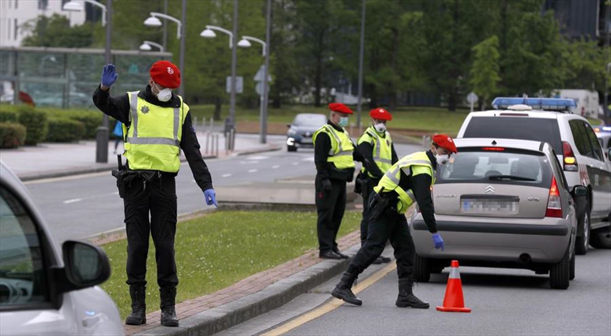 Agentes municipales realizan un control de movilidad en Bilbao
