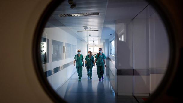 Profesionales sanitarios en el pasillo de un hospital. 