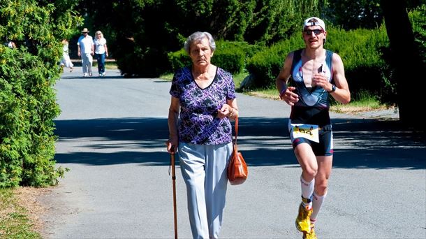 Una mujer paseando y un hombre corriendo. Foto: Pixabay