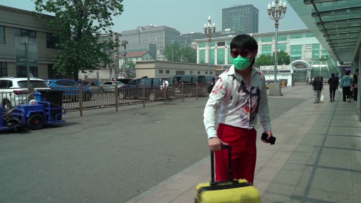 Una persona china, con la maleta preparada, para irse de puente.