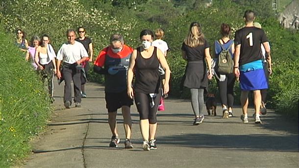 Está permitido salir a pasear acompañado de otra persona con la que se conviva.