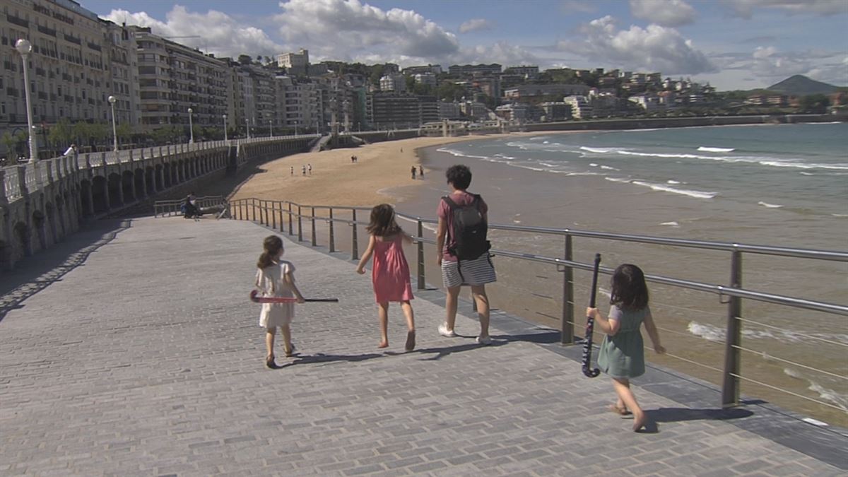 En imagen de archivo, una familia pasea por San Sebastián